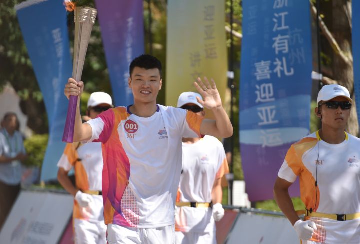 9月10日,杭州亚运会火炬传递嘉兴站现场,羽毛球奥运冠军王懿律从子城