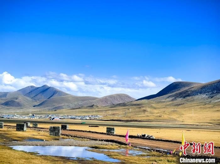 图为初秋时节的青海省玉树藏族自治州曲麻莱县生态牧场.刘洋摄