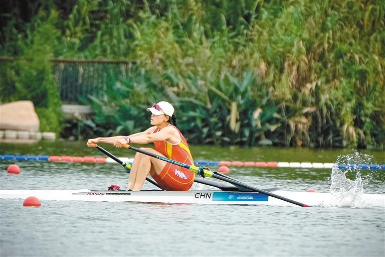 在赛艇女子单人双桨预赛中,刘睿琦以8分00秒74的成绩晋级半决赛.