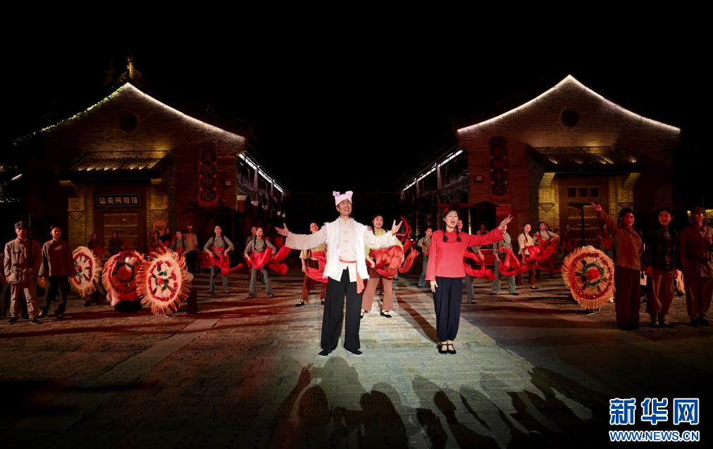 8月31日，演员在陕西延安的金延安文化旅游产业园区表演红色歌舞剧《延安十三年》。新华社记者 邹竞一 摄
