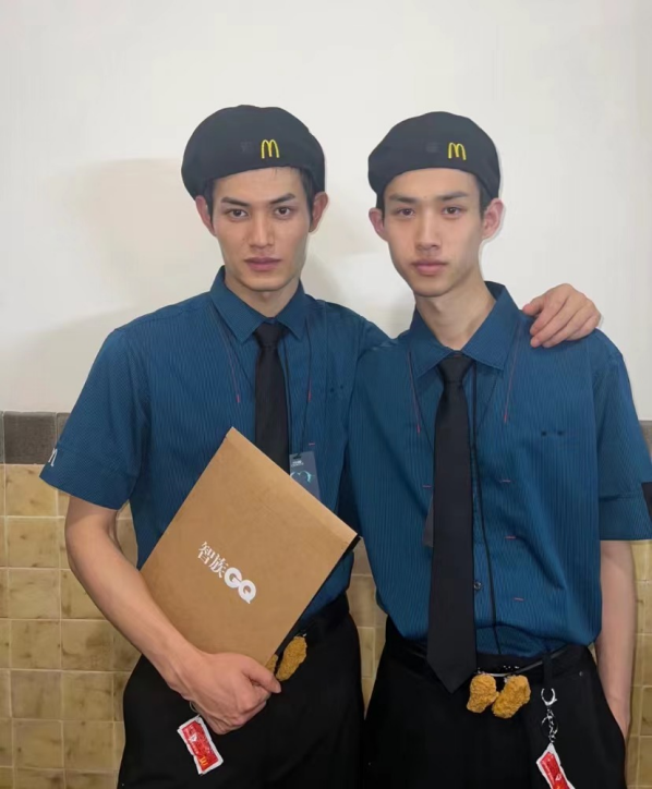 当187cm的体育生穿上裙子|男模_新浪财经_新浪网