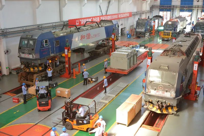 在唐山机务段,工作人员正在进行机车检修 北京铁路局供图