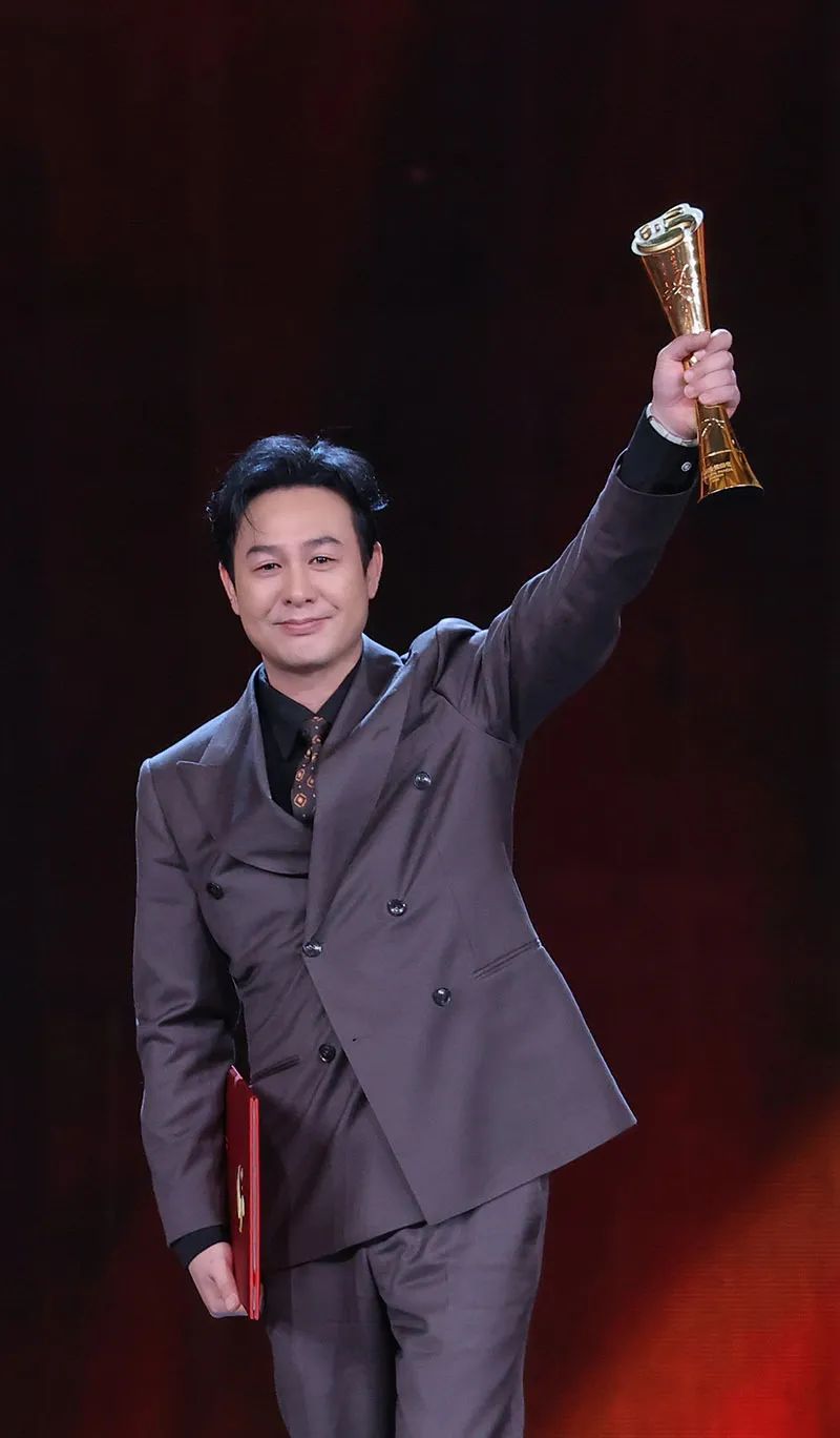 张颂文得奖了,倪虹洁声音哽咽,雷佳音感谢张嘉益……_新浪财经_新浪网