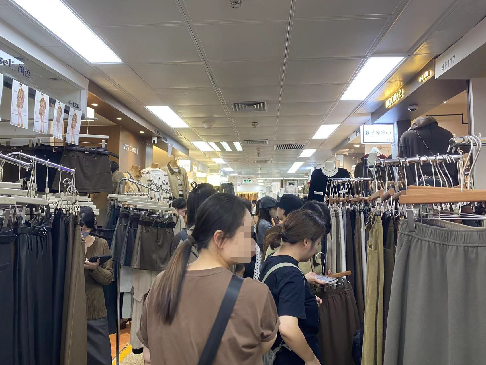 广州沙河服装小档口里的财富梦,万人抢租714个商铺,最高年租成交价525