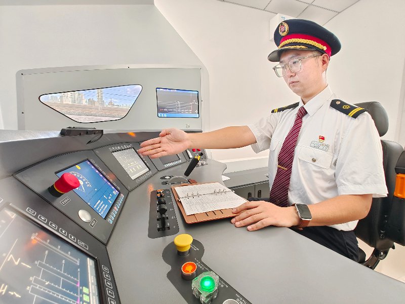 秦皇岛运用车间高铁动车组司机王通正在进行日常工作 北京铁路局供图