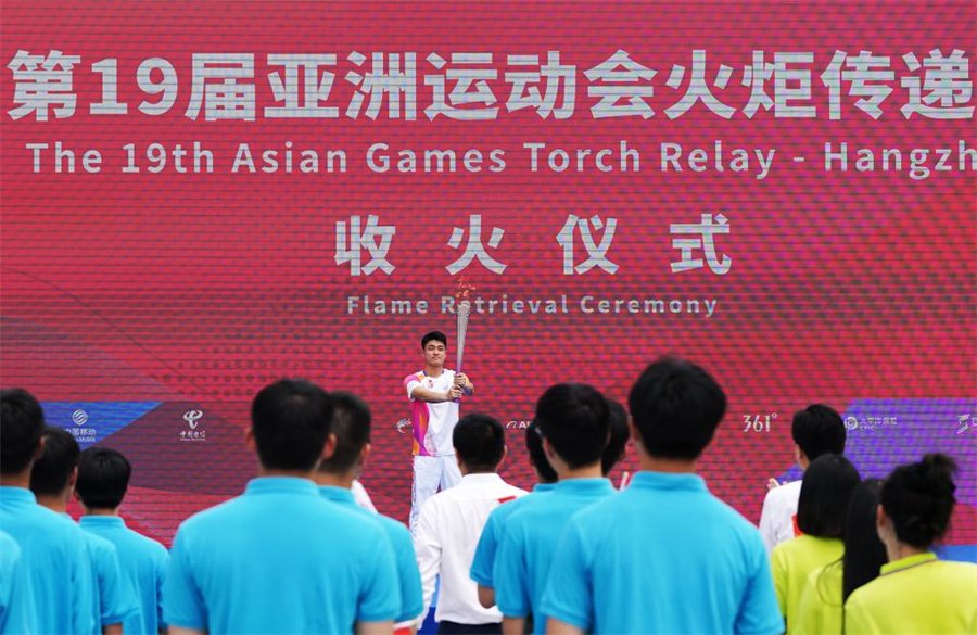 9月20日,火炬手吴易昺在收火仪式上.新华社记者 杜宇 摄