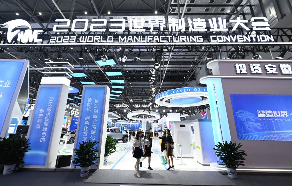 　　9月20日，人们在2023世界制造业大会参观。新华社记者 周牧 摄