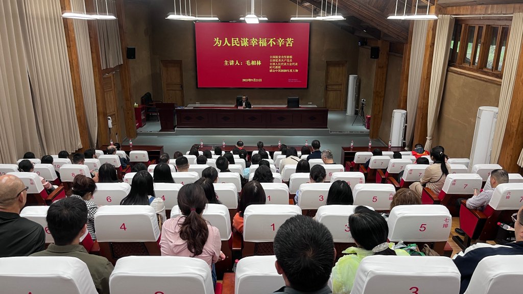 巫山县竹贤乡下庄村党支部书记毛相林讲党课.重庆图书馆供图