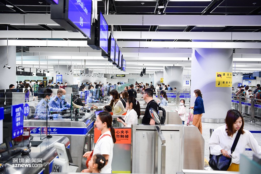 西九龙边检站开足查验通道保障旅客顺畅通关.(赵崇宁 摄)