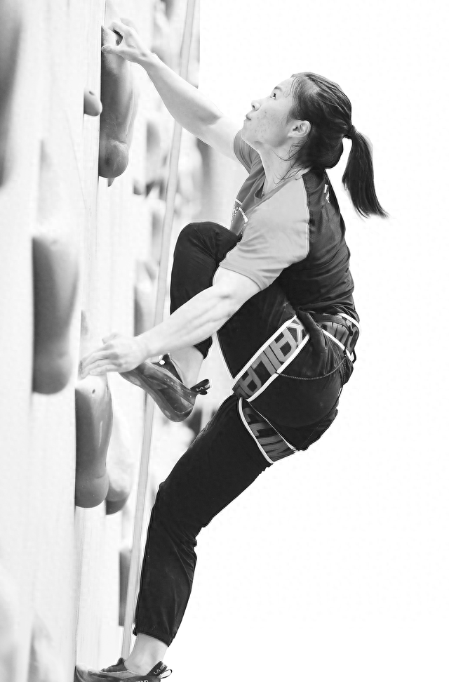 图片说明1:攀岩运动员邓丽娟在训练中.