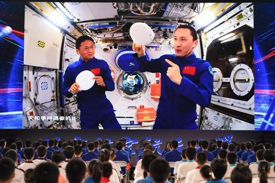 中国航天员在空间站梦天舱首次授课：离地四百公里，播下梦想种子