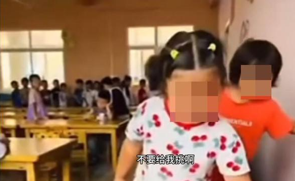网传视频中老师厉声呵斥小朋友。