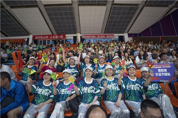 着装靓丽的拉拉队阿姨们为队员们加油鼓劲.