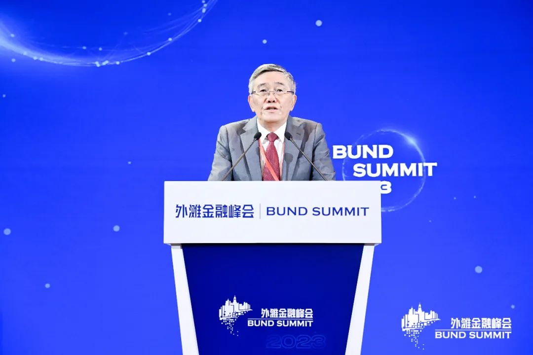 2023年9月22日，杨伟民在第五届外滩金融峰会上发表主题演讲