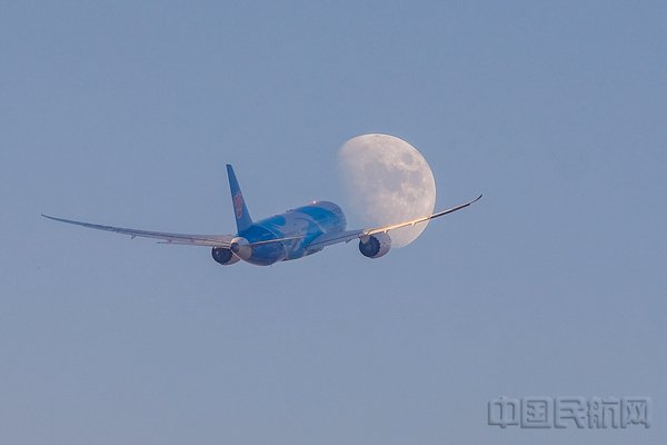中秋期间乘坐晚间航班可在云端赏月(南航供图)"十五的月亮十六圆",据