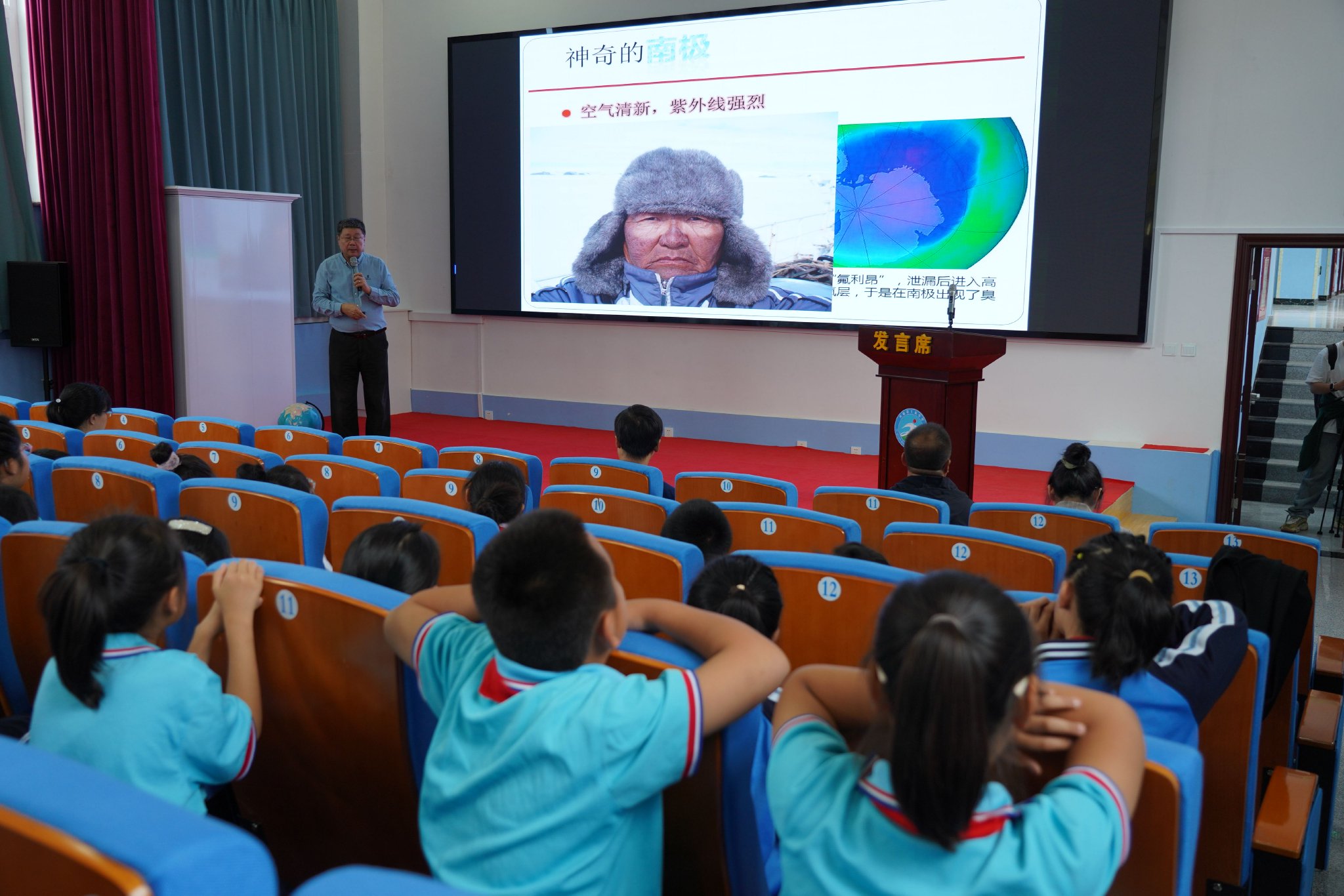 在活动现场,中国气象科学研究院研究员汤洁,国家气象中心高级工程师王