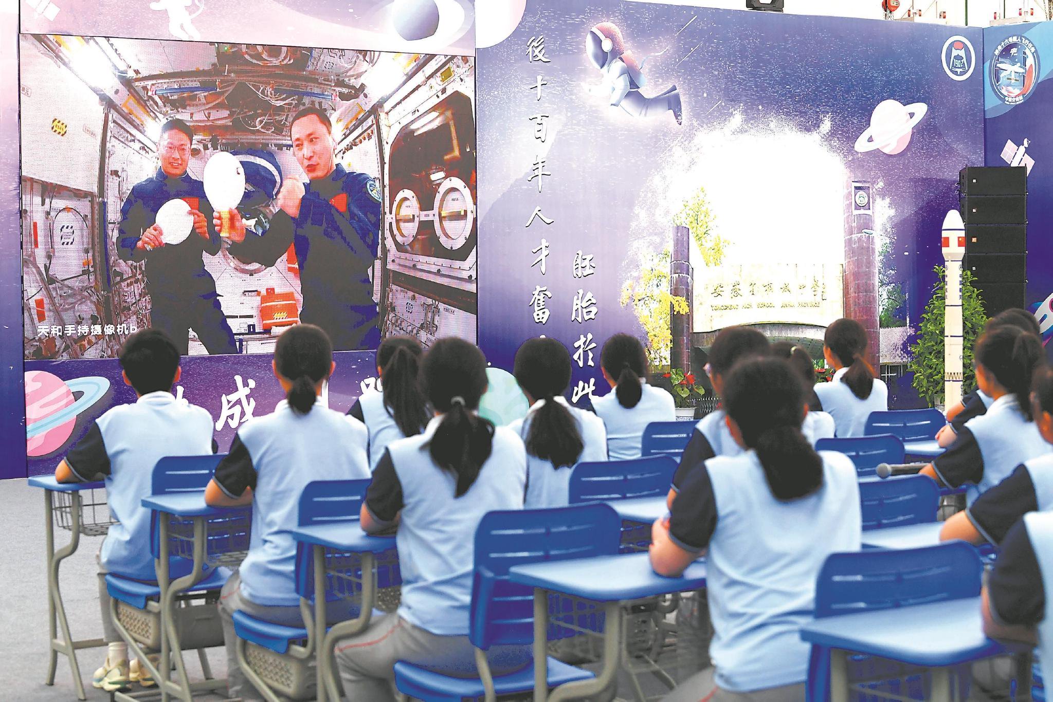 图为桐城中学学生在听课.本报记者 徐旻昊 摄