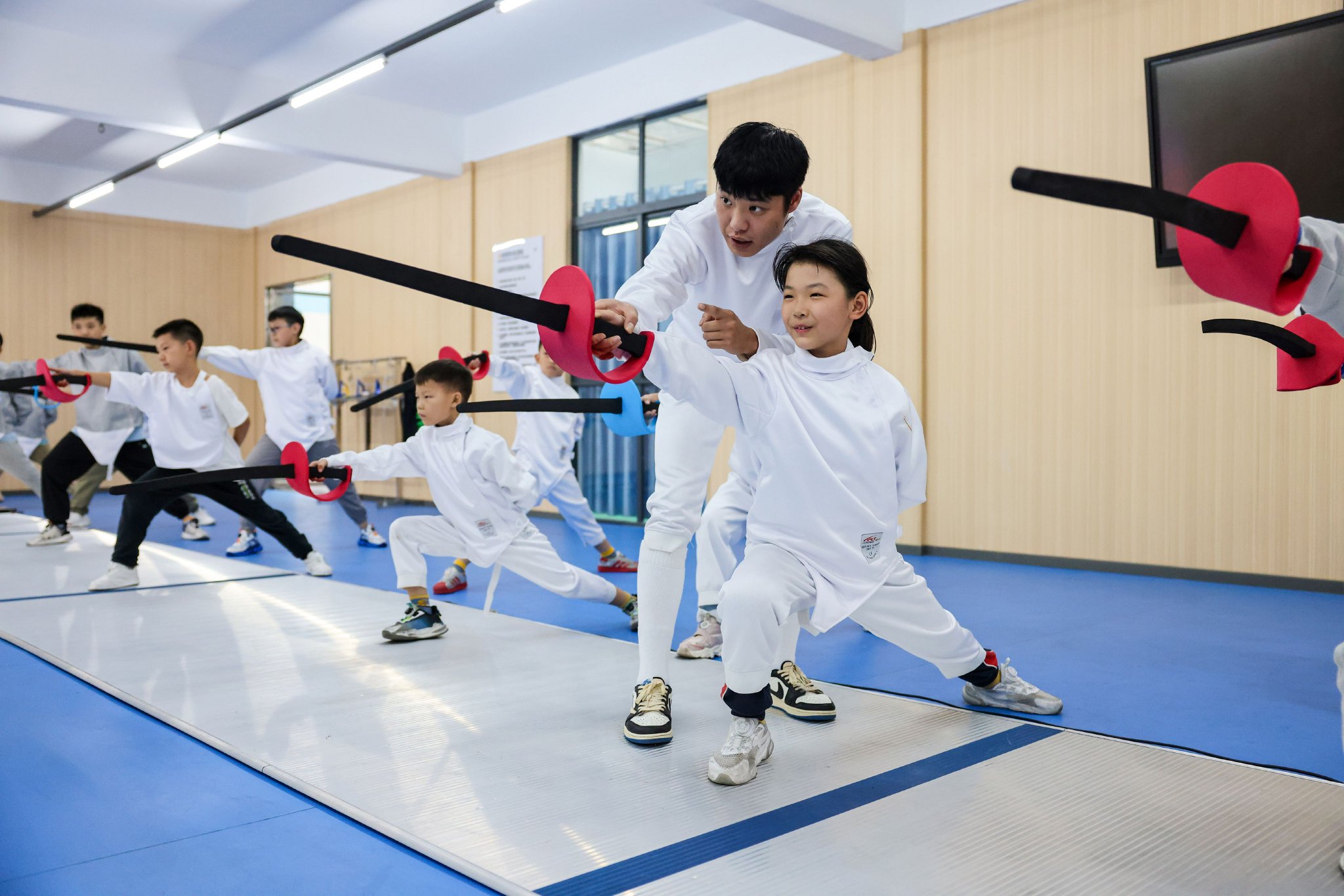 湖北襄阳:击剑课堂进校园  小小"剑客"展英姿