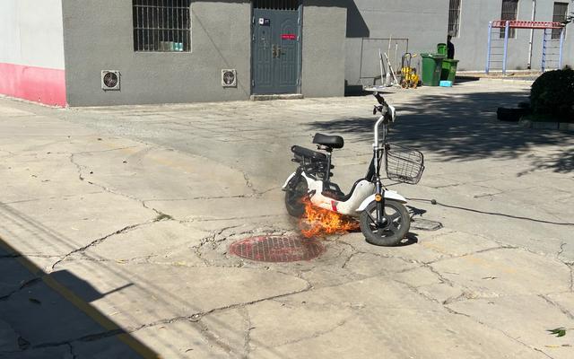 电动车充电过久自燃.新京报记者 彭镜陶 摄