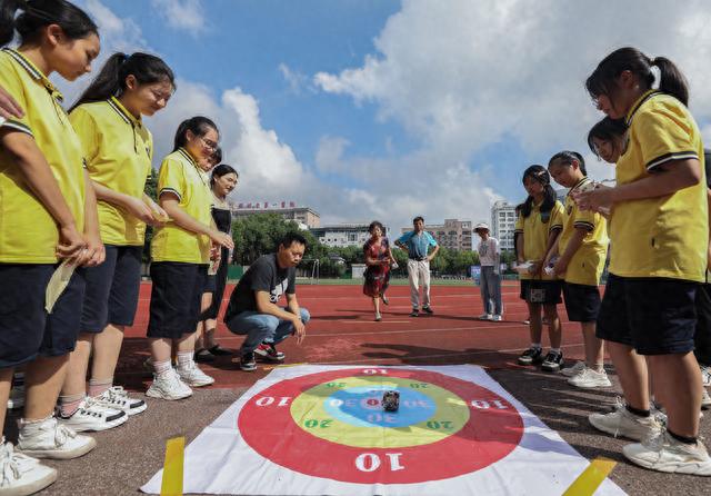 不仅增加了200平方米的邻里共享空间和百米长的空中散步走廊,还种起了