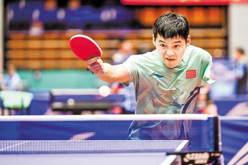 9月18日,河北选手赵帅在河北正定国家乒乓球训练基地训练.