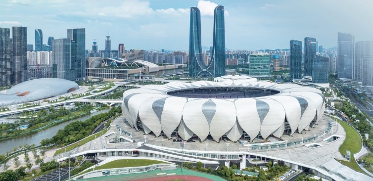 图为杭州奥体中心体育场,被称为大莲花
