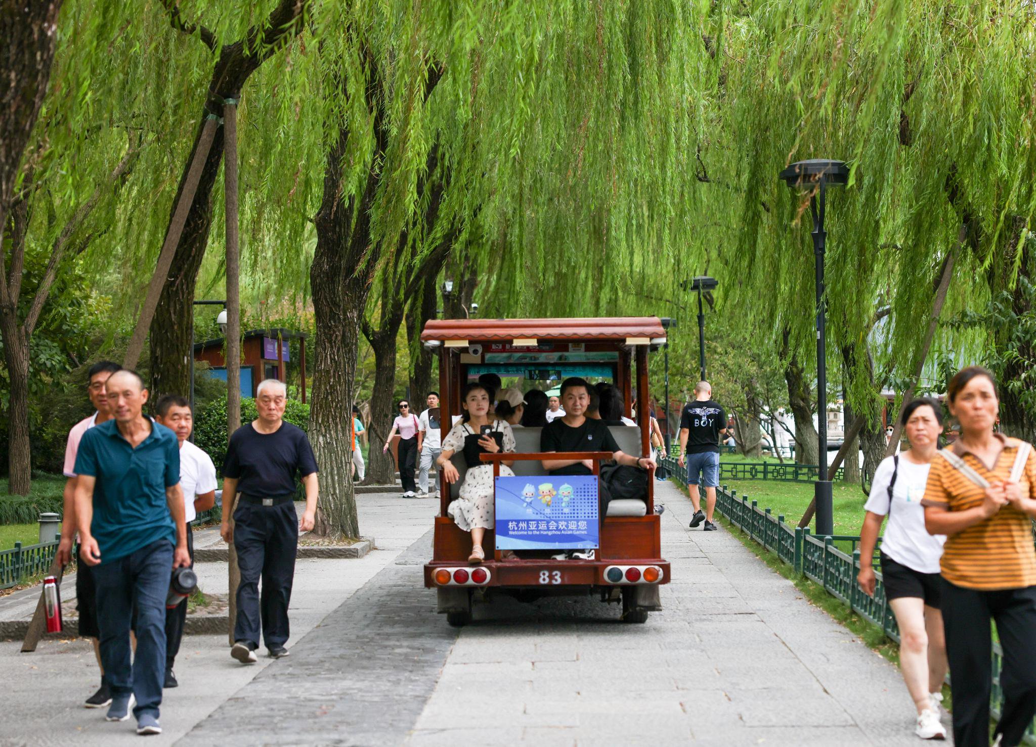 9月20日,游客乘坐杭州西湖景区观光车游览新华社记者颜麟蕴 摄