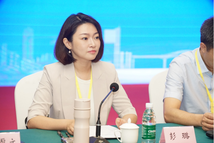 重庆市专家服务中心主任彭璐介绍活动整体情况