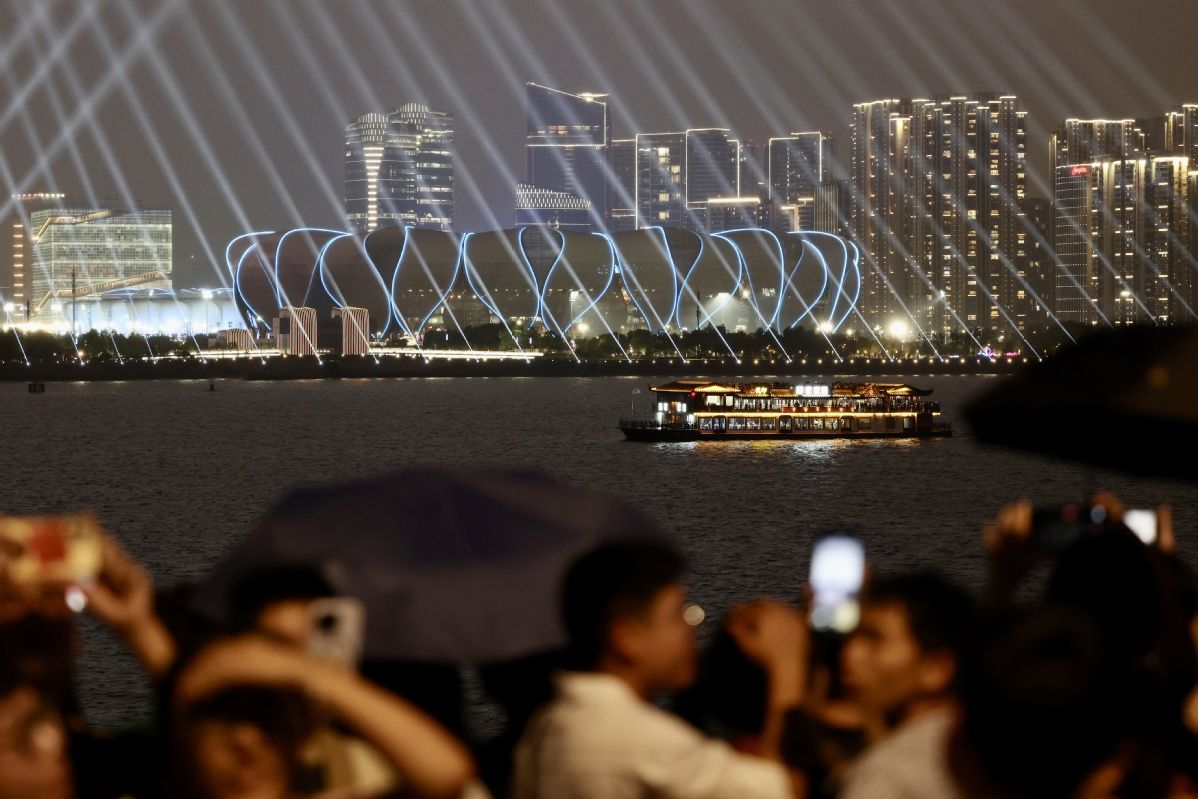 9月20日晚,杭州城市阳台,市民观看灯光秀.中国日报记者 魏晓昊 摄