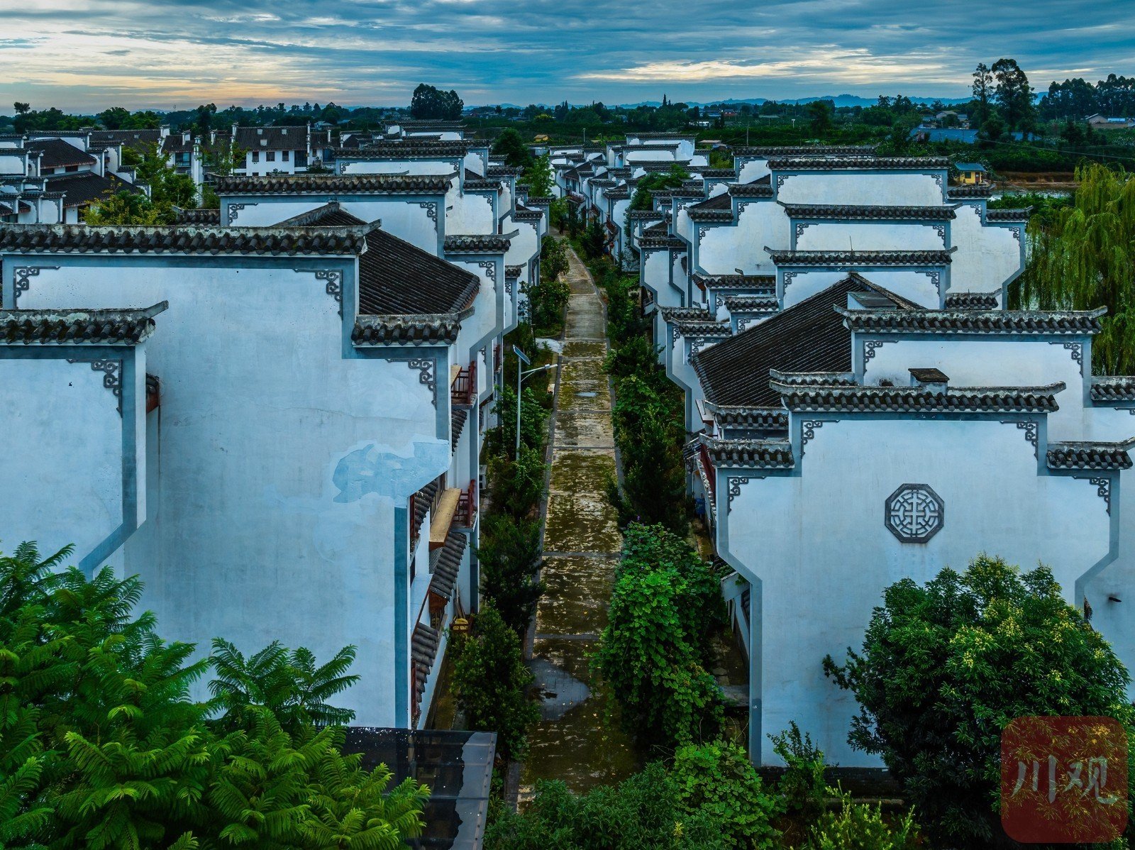 从空中俯瞰,铁牛村静静卧在成荫绿树,田田荷叶间