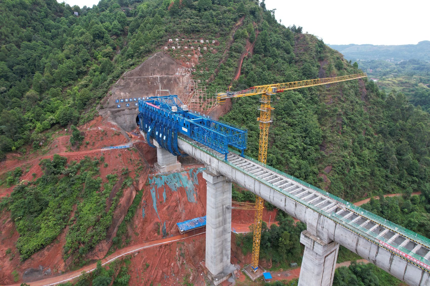 向家坝灌区工程瓦房头渡槽浇筑完成.