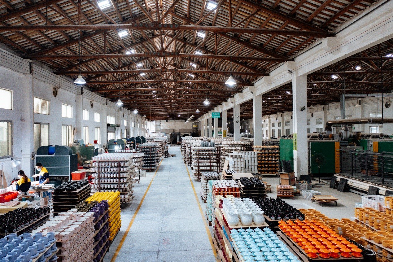 &nbsp;图为何佳阳父母一手创办的日用陶瓷工厂.张建/摄