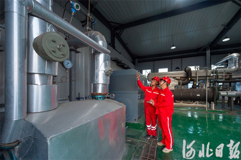 9月20日，在唐山干热岩开发关键技术研究与示范项目现场，工作人员进行管道检查。