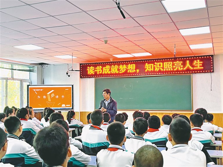 黑龙江省儿童文学作家大可老师为实小的学生上了一堂关于阅读的公益课。 沈晓凯摄