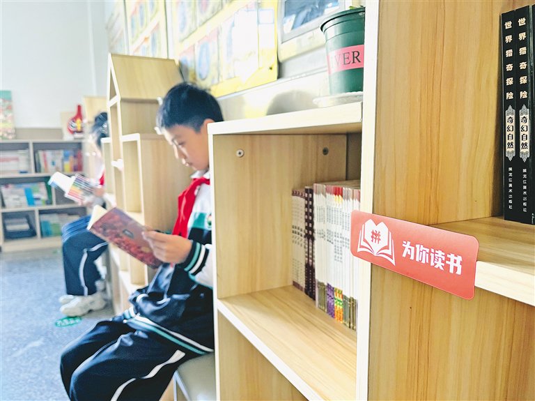 “为你读书”公益行动走进黑龙江方正县。图为实小的读书空间。 沈晓凯摄