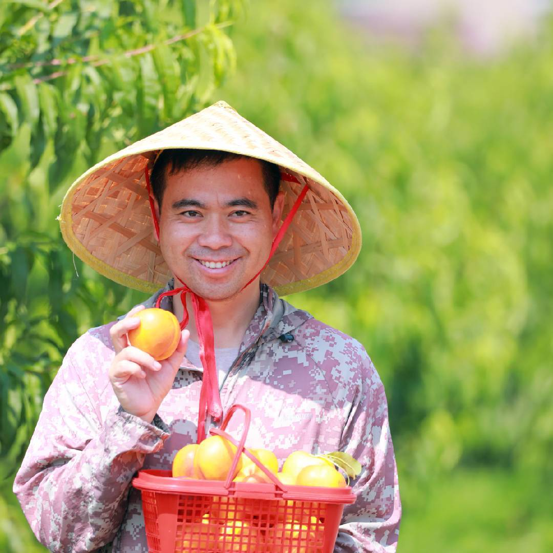 (新农人网红主播草帽滒助阵此次公益直播)