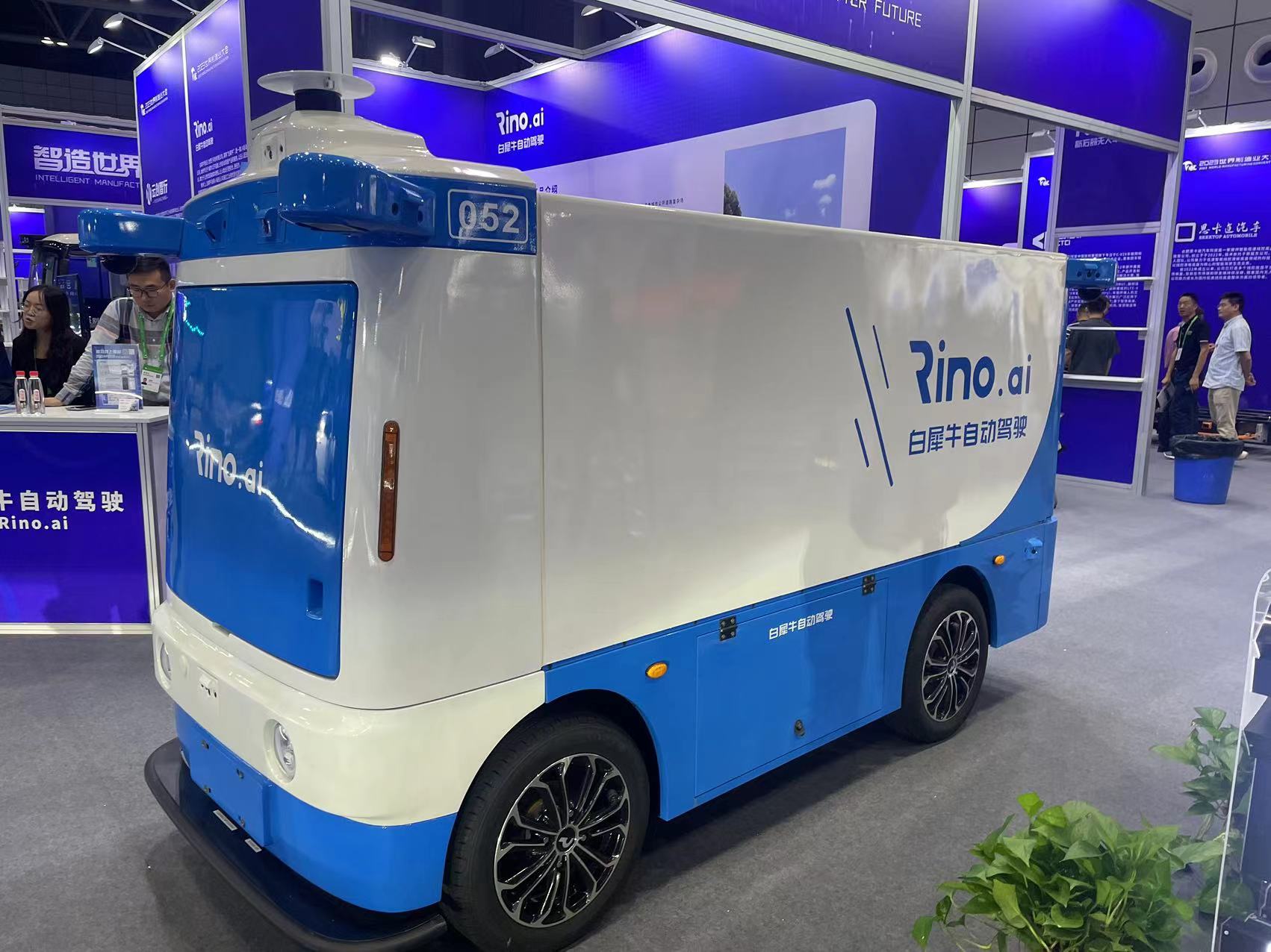 记者在展会现场看到,一辆无人驾驶小车吸引了不少参观者,这是由白犀牛