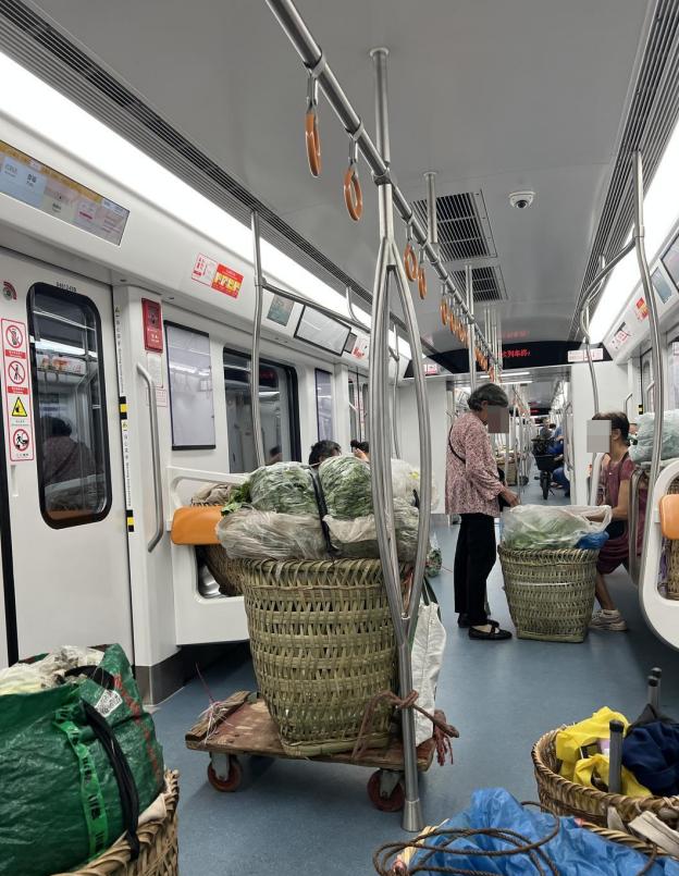 地铁4号线车厢内