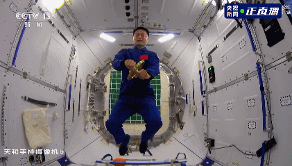 又见陀螺实验：航天员旋转静止陀螺，身体姿态未明显变化。