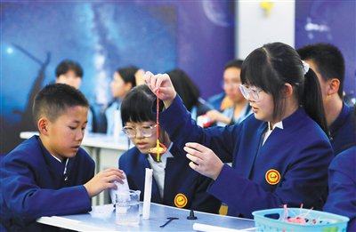 9月21日,在内蒙古阿拉善盟额济纳旗,学生在做趣味实验.
