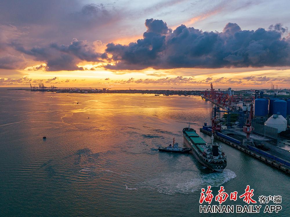 9月19日,在洋浦港的一个码头,船舶缓缓靠岸.海南日报记者 李天平 摄