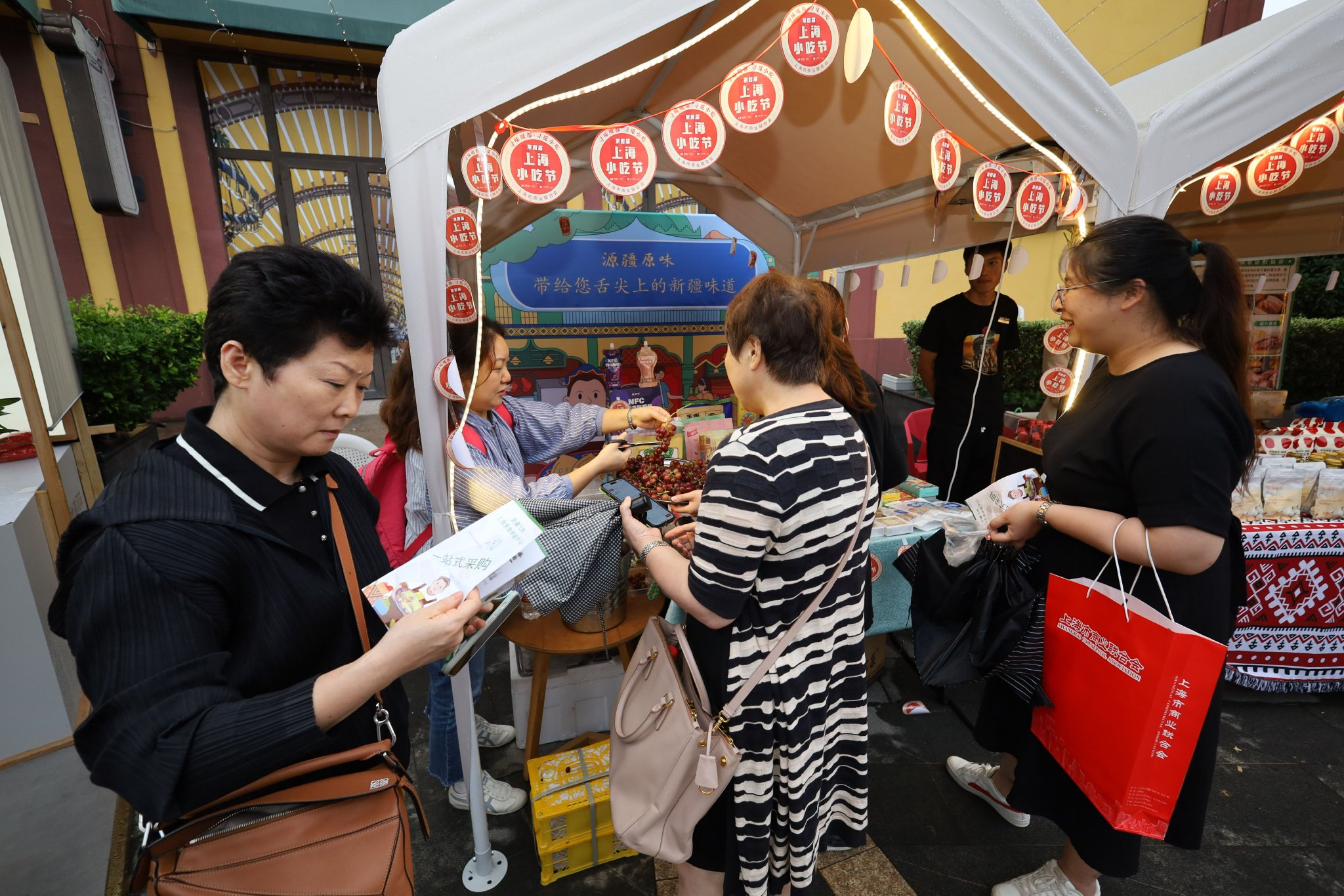 小吃美食人气旺.上海市商业联合会供图
