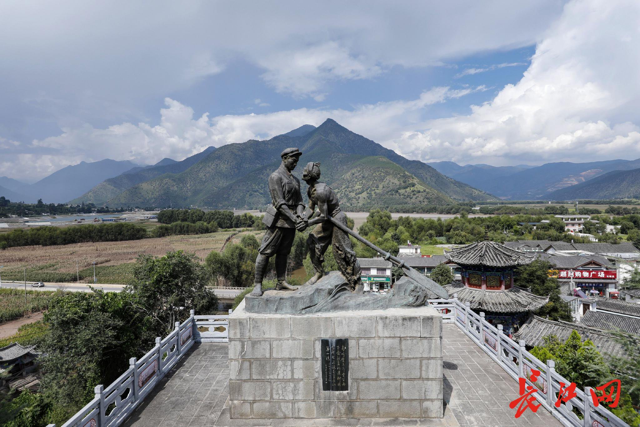 红军长征过丽江纪念馆内的《金沙水暖》青铜雕塑.王筝 摄