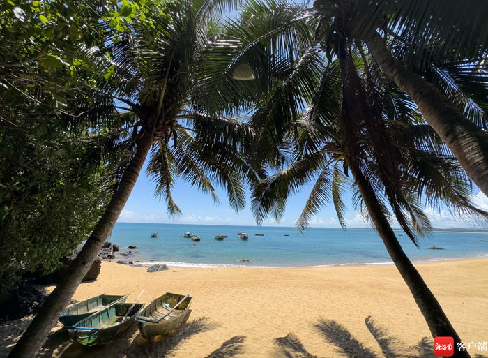 万宁山钦湾漂亮的海湾与沙滩吸引游客前往打卡.记者 刘孙谋 摄