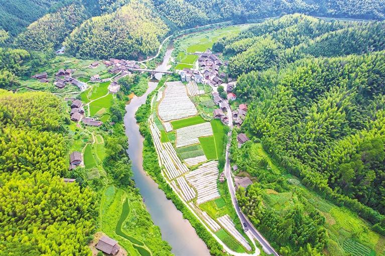 瓜果飘香,风格各异的彩绘墙充满了诗意……走进天柱县地湖乡岩古村