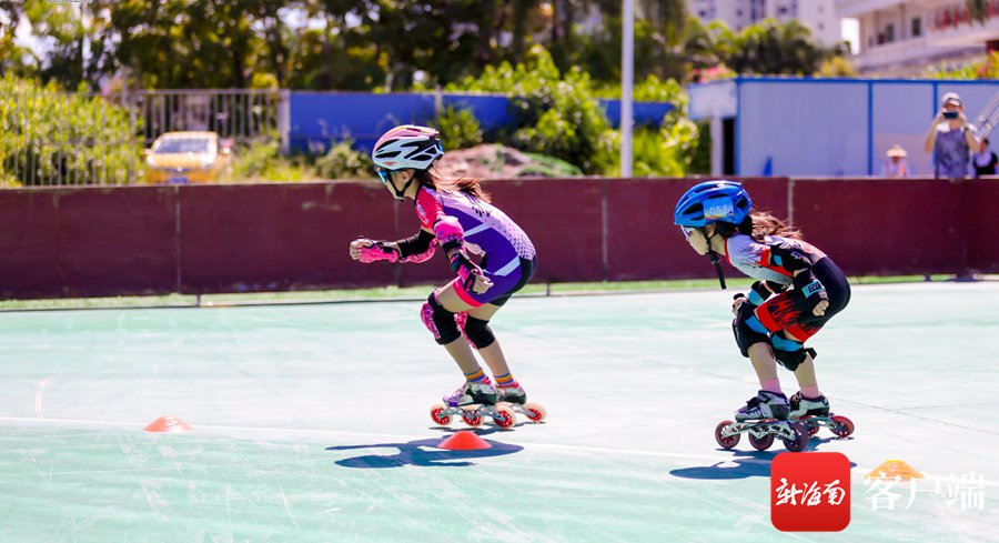 孩子们脚踩轮滑风驰电掣.记者 刘丽萍 摄
