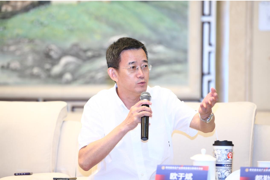 福建海文铭董事长欧于斌表示,假设餐饮产业和食品工业都是圆圈,这两个