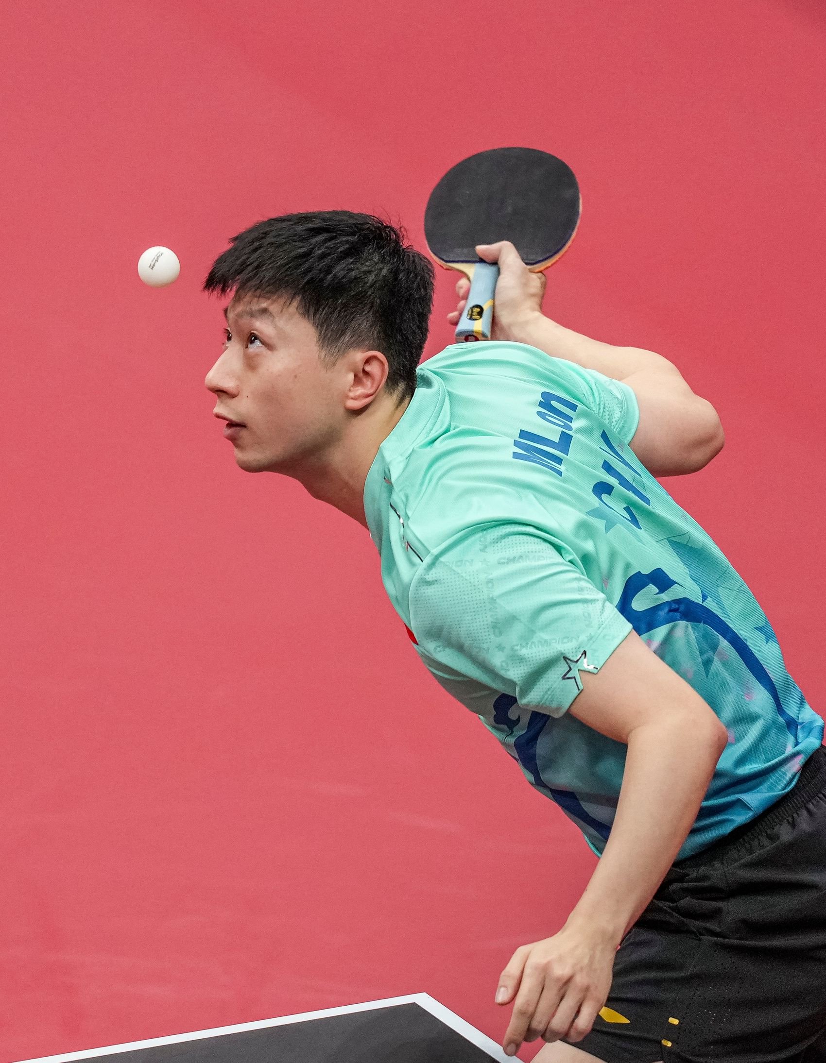 9月22日,中国队选手马龙在比赛中发球.