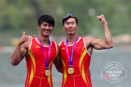 36岁老将张亮搭档刘治宇 夺得赛艇男子双人双桨金牌|刘治宇_新浪财经