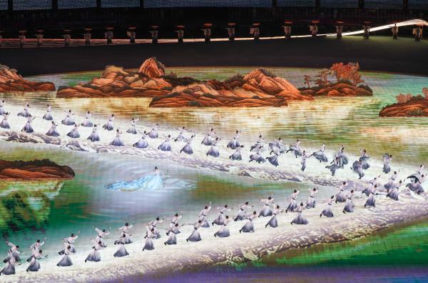 身着"水天碧"长裙的领舞演员与身穿水墨袍服的国